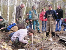 a po menším občerstvení sešli do nejspodnější části lomu, kde bylo jezírko s čistou vodou. V ní bylo možné spatřit i několik raků.