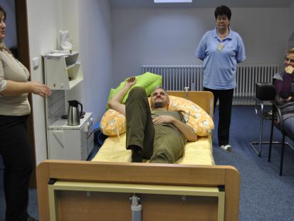 postižením (např.: demence, Alzheimerova nemoc, agresivní uživatel, manipulující uživatel, verbálně nekomunikující), na manipulaci těžce s pohyblivými osobami.
