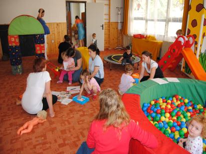 3.4 Mateřské centrum Brouček Adresa a kontakty: Temenická 5, 787 01 Šumperk Tel.: 583 211 766 E-mail: sever@pontis.cz Personální zajištění služby: aktivizační pracovnice: Mgr.