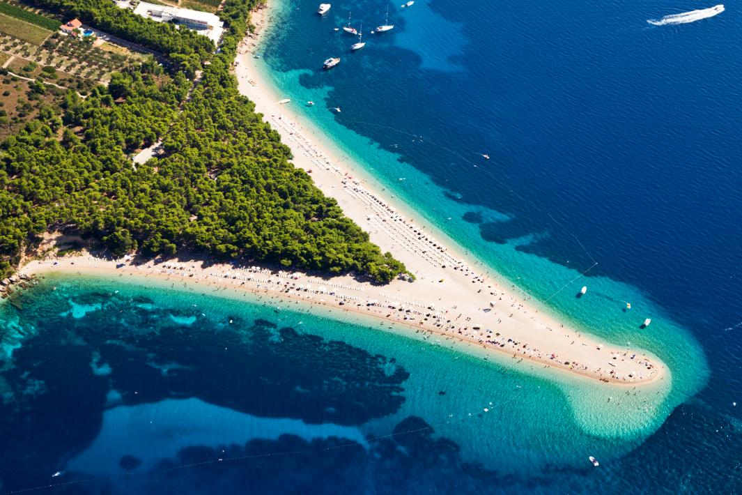 1. pláž Zlatni Rat, ostrov Brač, Chorvatsko První z evropských klenotů se nachází v chorvatském městečku Bol, které je situováno na ostrově Brač.