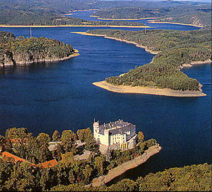 Vodstvo Najdeme zde mnoho řek. Hlavními jsou Labe a Vltava. Do Vltavy se z prava vlévá Sázava a zleva Berounka. Do Labe se z prava vlévají Cidlina a Jizera a zleva sama Vltava.