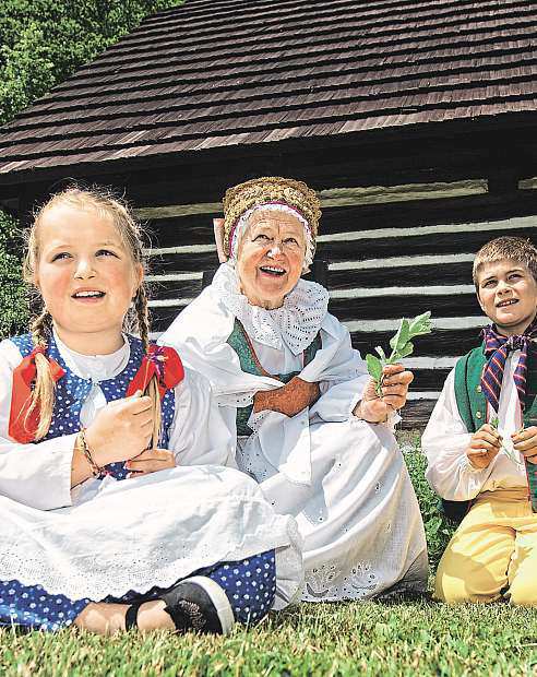 do mlýna, nebo zašly do lesa, kde ptáčkové líbezně zpívali, kde byly pod stromy měkounké podušky a tolik vonných konvalinek rostlo.