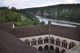 HRADY Kost Karlštejn Pražský hrad 3AHrad_Kost_01.jpg 3AHrad_Karl%C5%A1tejn_06.jpg 3APra%C5%BEsk%C3%BD_hrad.