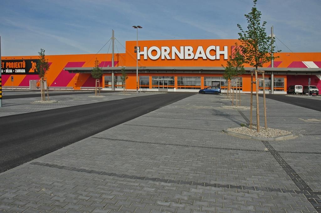 Hornbach Baumarkt ČR a SR Vnitřní úklid prodejní plocha, strojní i ruční mytí zázemí pro zaměstnance sociální zařízení třídění odpadu více než 210 000 m2 plochy Venkovní úklid úklid