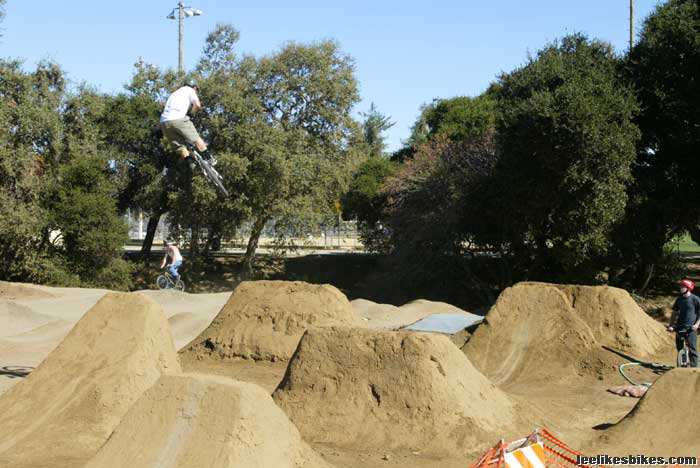 Bikepark Doksy Studie sportovního areálu Berm Turn Jedná se o rychlou jízdu v klopených zatáčkách s vloženými skoky. Klopené zatáčky i skoky jsou hliněné a dráha využívá mírné převýšení pozemky.