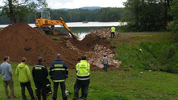 Povodně Vypracovaly: Klára Kameníková, Markéta Pechová 1. V roce 2012 se na Pelhřimovsku z větší části zhroutila hráz, a proto obci Kletečná hrozila povodeň. 2. V roce 2013 zasáhly povodně Hořepník.