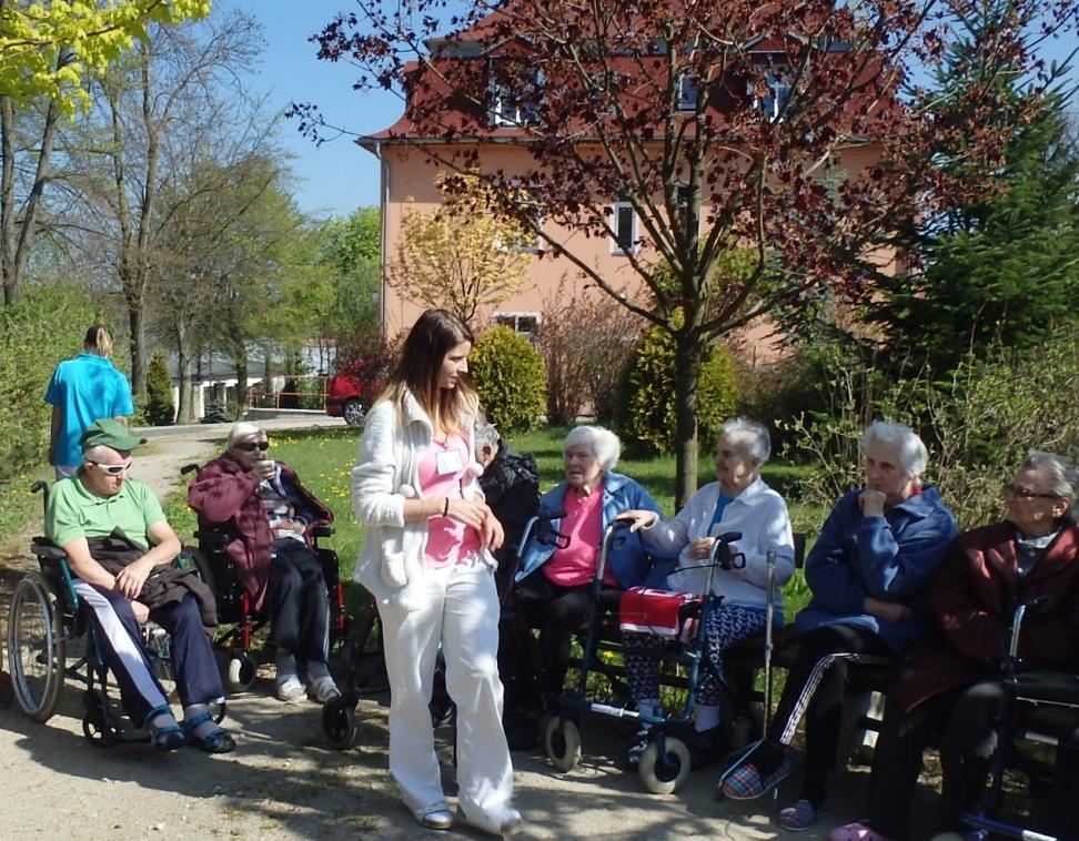 Slunečné počasí dopřálo, aby se pacienti léčebny a klienti domova pro seniory setkali ve