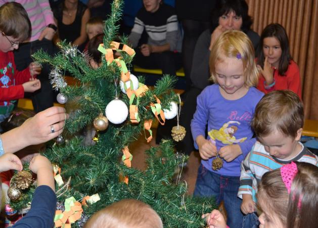 prosinec VÁNOČNÍ JARMARK S MIKULÁŠSKOU NADÍLKOU Adventní čas začal v našem centru tradiční jednorázovou akcí Vánoční jarmark s mikulášskou nadílkou.