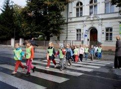 Přecházení Přecházení silnice bez přechodu: jen tehdy, není-li to jinak možné - smím, ale musím být velmi opatrný - jdu rychle, ale klidně - přecházím přímo, nejkratší cestou