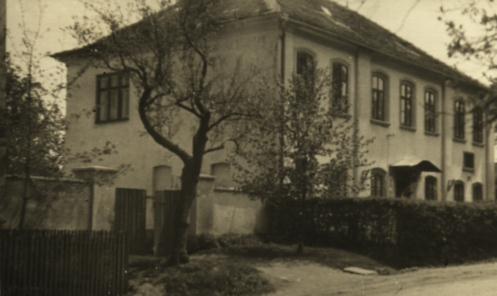 Zbýšov, zprvu jako poplužní dvůr, později jako ves, má vlastní historie jen velmi málo. Jsa součástí chlumského panství, prožíval s ním dobré i zlé. Toho zlého bylo pravděpodobně více.