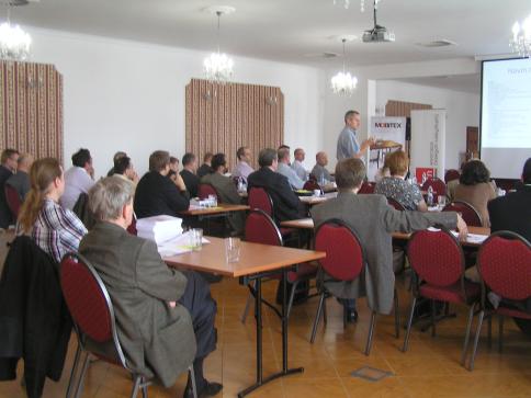 /5/ květen 2013 18.4. PROBĚHLA VALNÁ HROMADA AČN Významným bodem letošní valné hromady byla volba do představenstva AČN a revizní komise AČN. Proběhla diskuse o prezentaci soutěže NÁBYTEK ROKU.