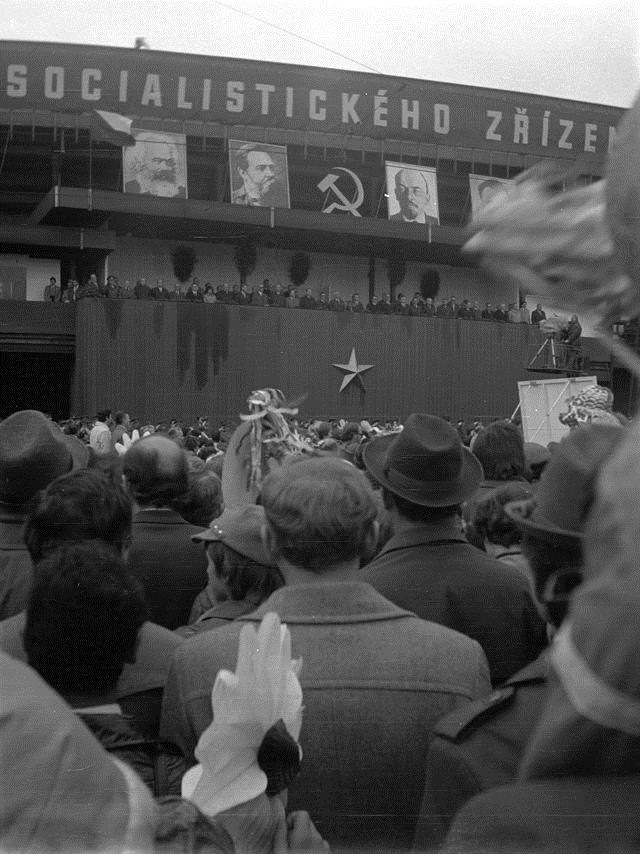 SVÁTEK PRÁCE 1. MÁJ Svátek práce, neboli 1. máj bývá spojován se socialistickou propagandou bývalého režimu (komunismus). Historie vzniku tohoto svátku sahá až do roku 1890.