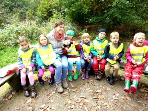 Wir wollen uns begrűßen und stampfen mit den Fűssen, mit diesem Lied beginnen wir den Morgenkreis. Wie heißen die neuen Kinder, Livia, Matyáš und Vít herzlich willkommen!