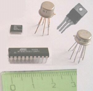 Integrované obvody Na jedné křemíkové destičce (čipu) je vytvořeno mnoho tranzistorů, diod a rezistorů, které