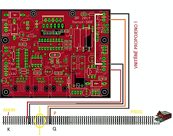 DCC na výstupu Main nebo Prog (podle orientace propojky 1-2, nebo 2-3). (Na obr. 5 dole je za ukrytá distančním sloupkem, je však vidět na obr.