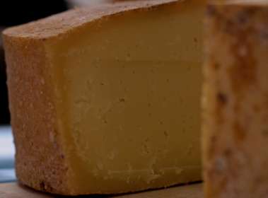 Extra tvrdé sýry Vyrábějí se obdobně jako sýry ementálského typu. Výskyt ok je v nich minimální a obsah sušiny kolem 65 %. Většinou jsou vhodné na strouhání. Těsto bývá pikantní a drobivé.