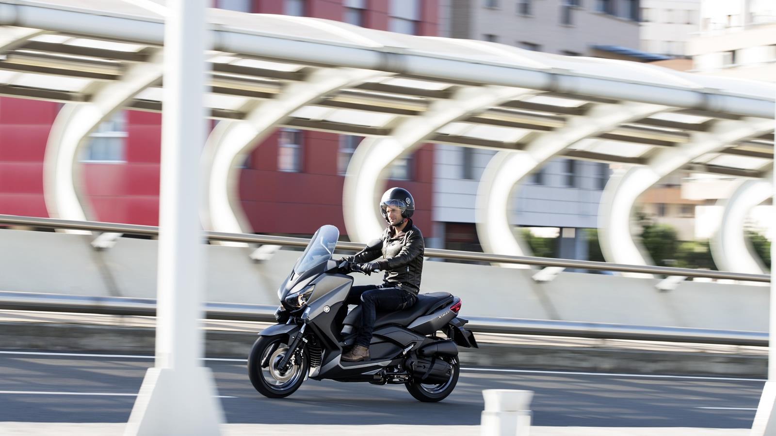 Ovládněte silnice Skútr Yamaha X-MAX 125 je opatřen novou dynamickou kapotáží s ochranou proti větru a kompaktním, hbitým podvozkem.