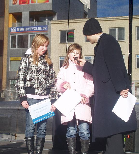 Srdcem i hlavou Evropy Dívky 7.A třídy Jana Kulíšková a Diana Řeháková ZŠ Horní Lideč se zúčastnily slavnostního vyhlášení vítězů výtvarné a literární soutěže, kde si společně převzaly ocenění za 1.