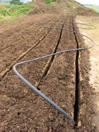 Rozteč trubek by se měla pohybovat od 0,5-1 m a délka potrubí v jedné větvi by neměla překročit 100-120 m. Pro minimalizování zemních prací je vhodné použít zemní rýhovač. Obr. 11.