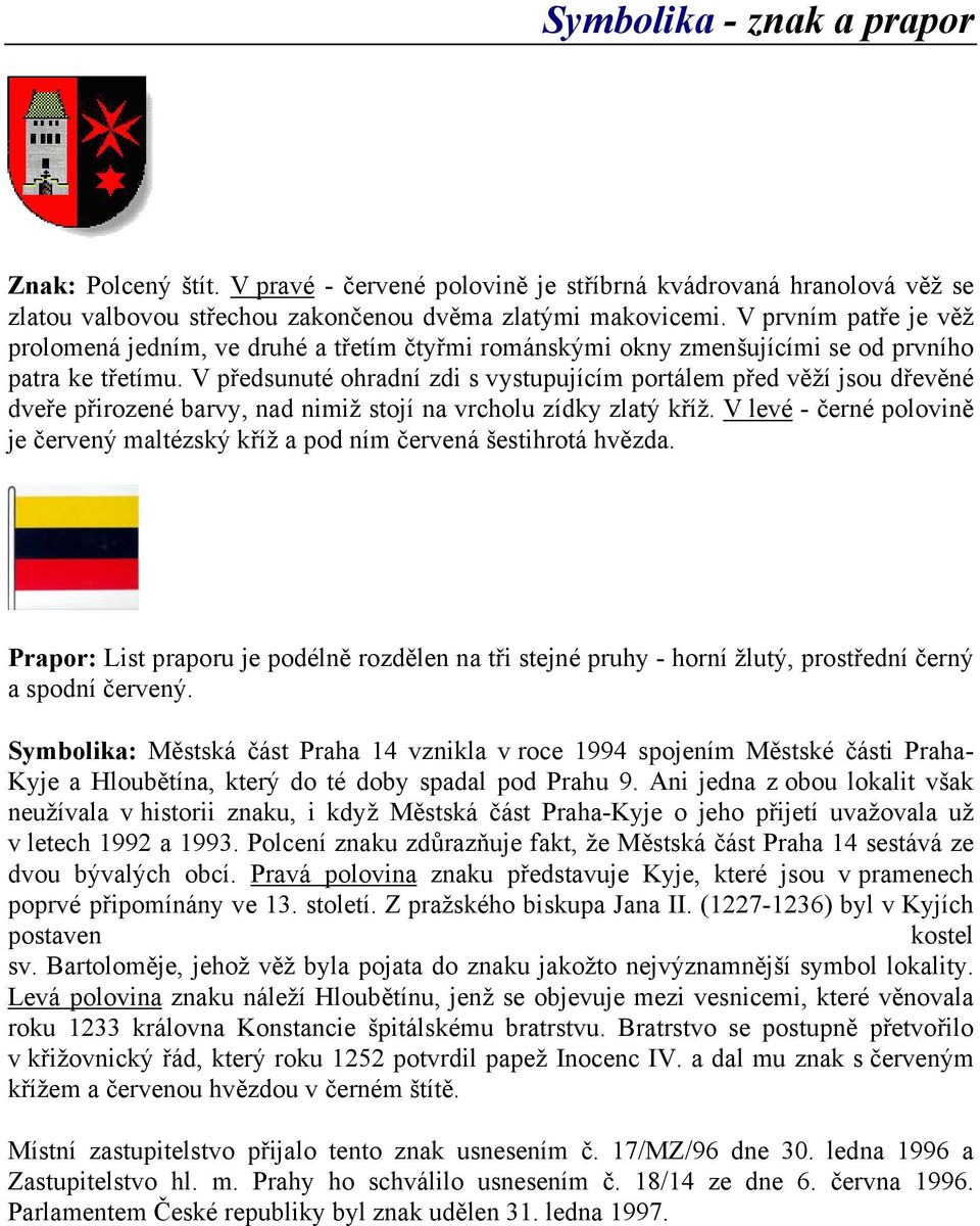 V předsunuté ohradní zdi s vystupujícím portálem před věží jsou dřevěné dveře přirozené barvy, nad nimiž stojí na vrcholu zídky zlatý kříž.