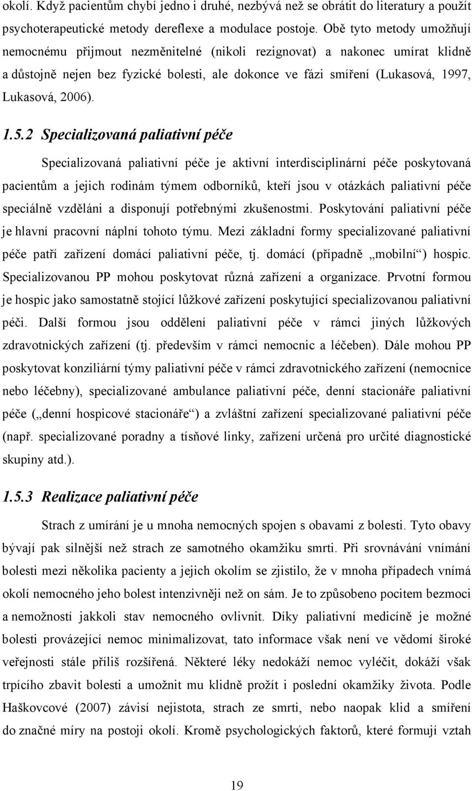 1.5.2 Specializovaná paliativní péče Specializovaná paliativní péče je aktivní interdisciplinární péče poskytovaná pacientům a jejich rodinám týmem odborníků, kteří jsou v otázkách paliativní péče