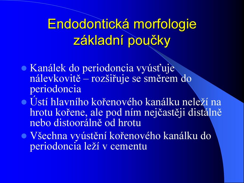 kanálku neleží na hrotu kořene, ale pod ním nejčastěji distálně nebo