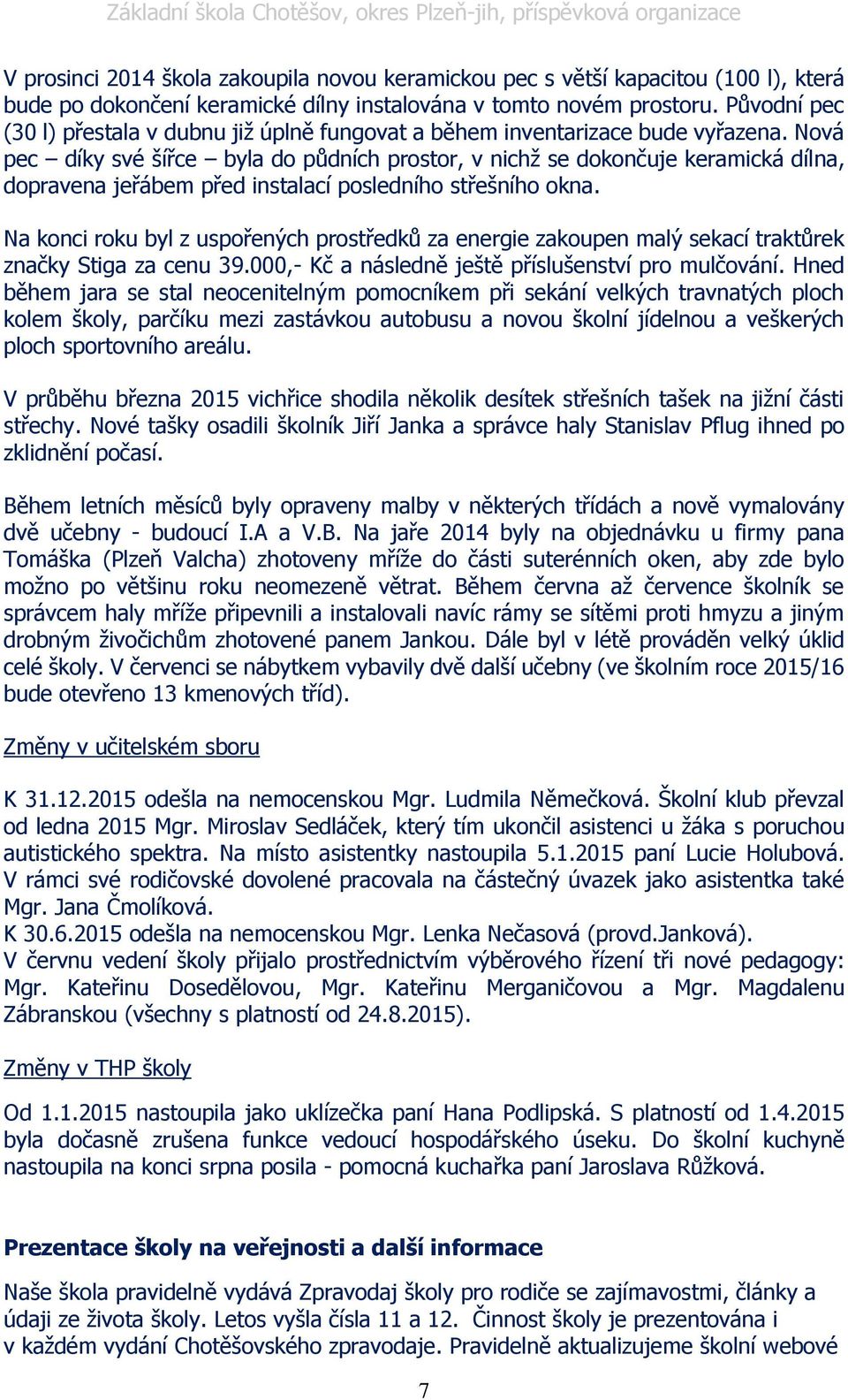 Nová pec díky své šířce byla do půdních prostor, v nichž se dokončuje keramická dílna, dopravena jeřábem před instalací posledního střešního okna.