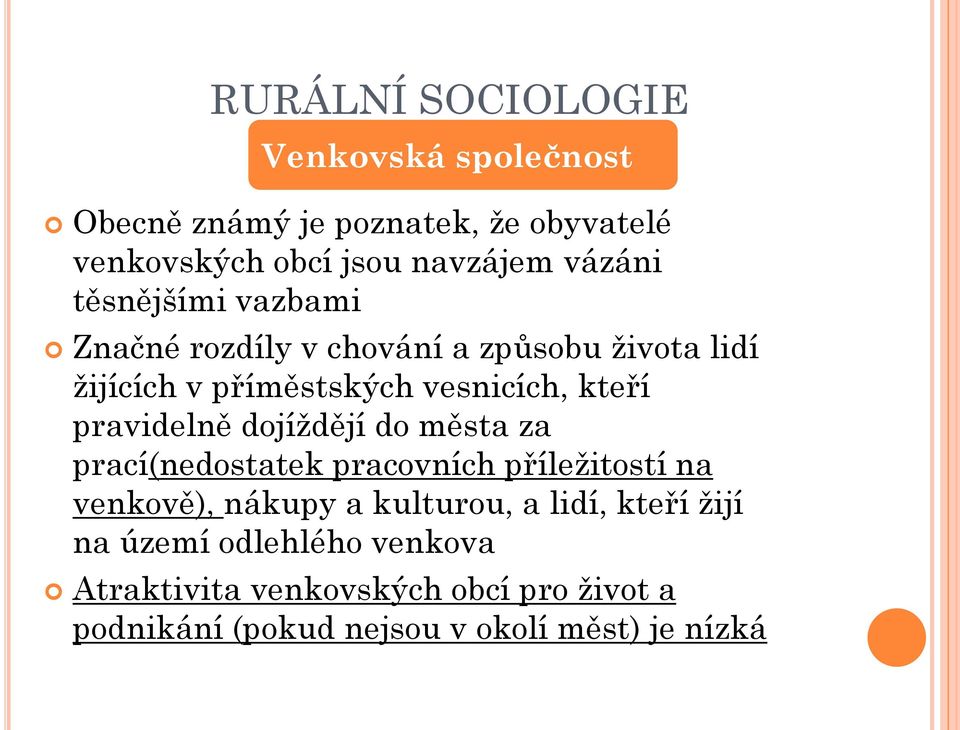 dojíždějí do města za prací(nedostatek pracovních příležitostí na venkově), nákupy a kulturou, a lidí, kteří