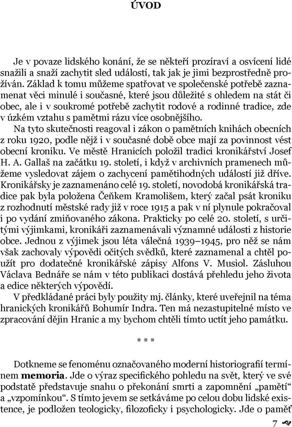 v úzkém vztahu s pamětmi rázu více osobnějšího. Na tyto skutečnosti reagoval i zákon o pamětních knihách obecních z roku 1920, podle nějž i v současné době obce mají za povinnost vést obecní kroniku.