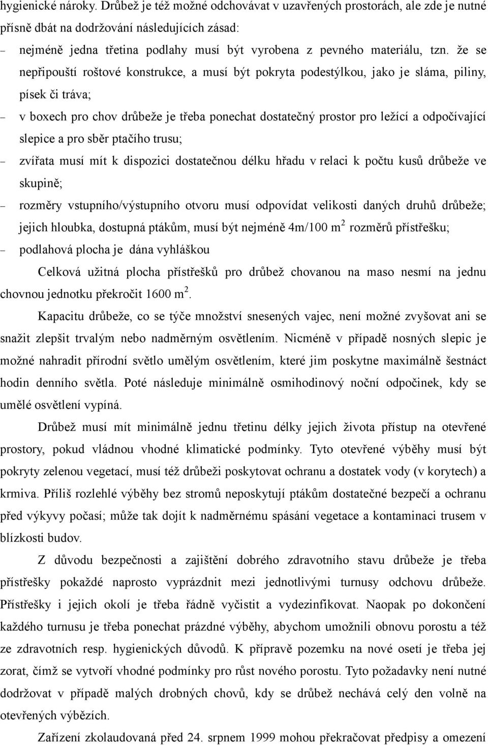 že se nepřipouští roštové konstrukce, a musí být pokryta podestýlkou, jako je sláma, piliny, písek či tráva; v boxech pro chov drůbeže je třeba ponechat dostatečný prostor pro ležící a odpočívající