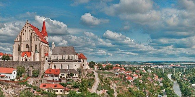 Program pobytu č. 10 Návštěva největšího křížového vinného sklepa v ČR (Přímětice) Prohlídka zámku v Jaroslavicích a možnost další návštěvy např.