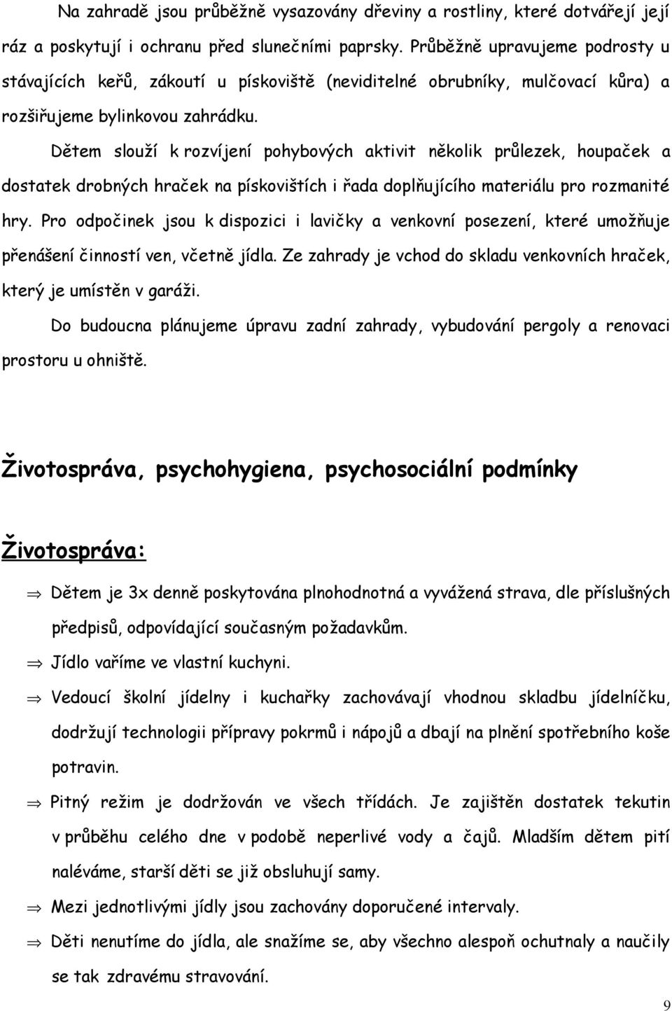 Dětem slouží k rozvíjení pohybových aktivit několik průlezek, houpaček a dostatek drobných hraček na pískovištích i řada doplňujícího materiálu pro rozmanité hry.