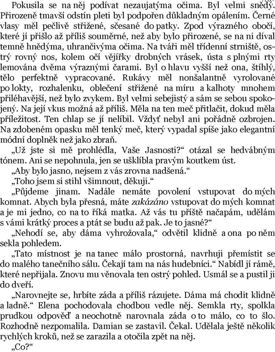 Na tváři měl třídenní strniště, ostrý rovný nos, kolem očí vějířky drobných vrásek, ústa s plnými rty lemována dvěma výraznými čarami. Byl o hlavu vyšší než ona, štíhlý, tělo perfektně vypracované.