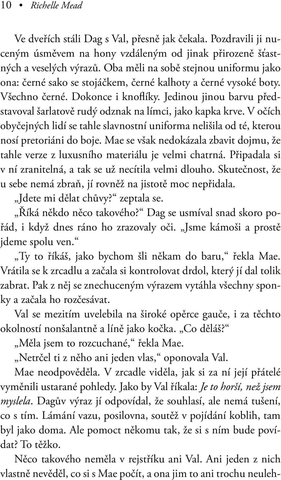 Jedinou jinou barvu představoval šarlatově rudý odznak na límci, jako kapka krve. V očích obyčejných lidí se tahle slavnostní uniforma nelišila od té, kterou nosí pretoriáni do boje.