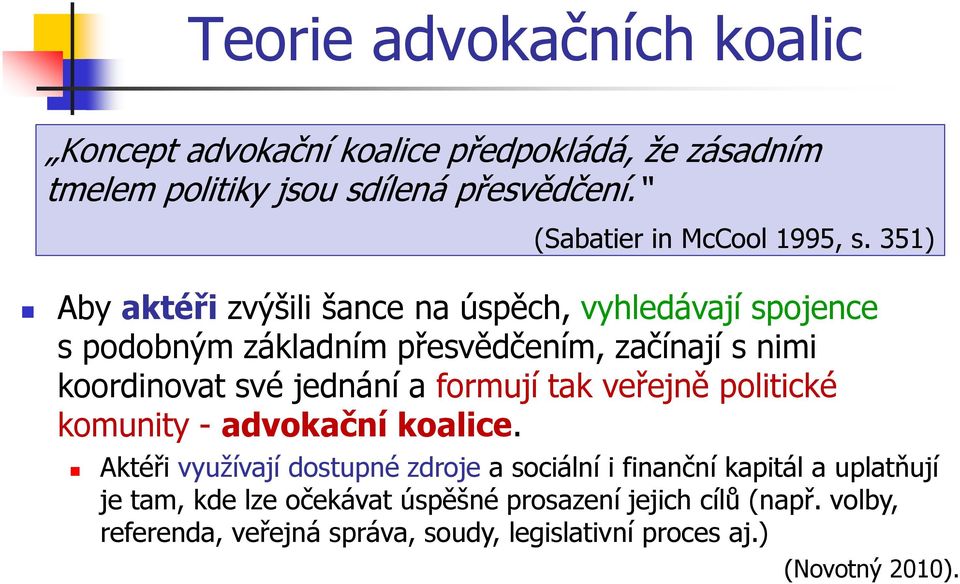 351) Aby aktéři zvýšili šance na úspěch, vyhledávají spojence s podobným základním přesvědčením, začínají s nimi koordinovat své jednání a