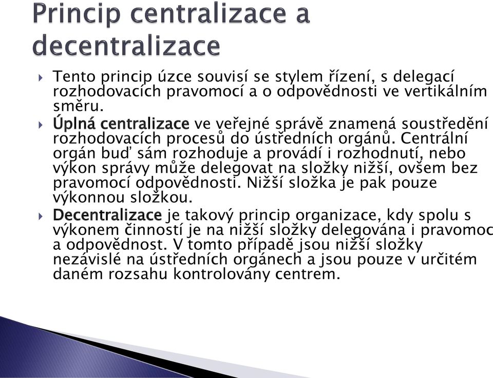 Centrální orgán buď sám rozhoduje a provádí i rozhodnutí, nebo výkon správy může delegovat na složky nižší, ovšem bez pravomocí odpovědnosti.