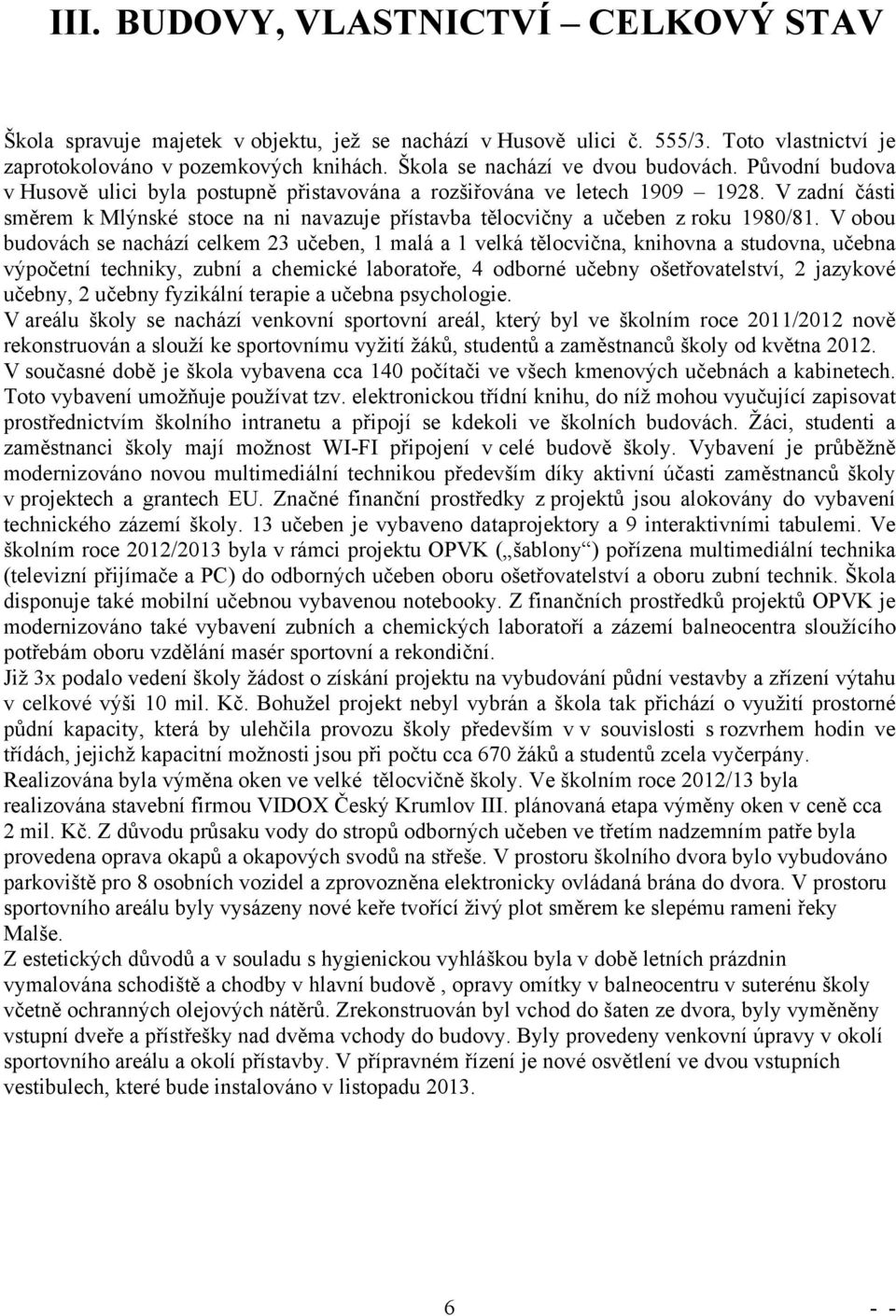 V zadní části směrem k Mlýnské stoce na ni navazuje přístavba tělocvičny a učeben z roku 1980/81.