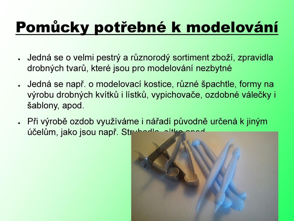 o modelovací kostice, různé špachtle, formy na výrobu drobných kvítků i lístků, vypichovače,