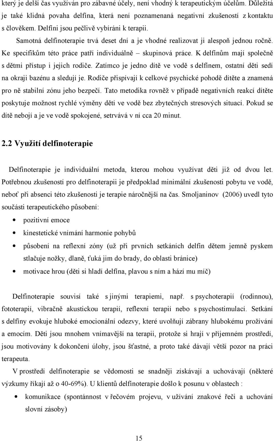 K delfínům mají společně s dětmi přístup i jejich rodiče. Zatímco je jedno dítě ve vodě s delfínem, ostatní děti sedí na okraji bazénu a sledují je.