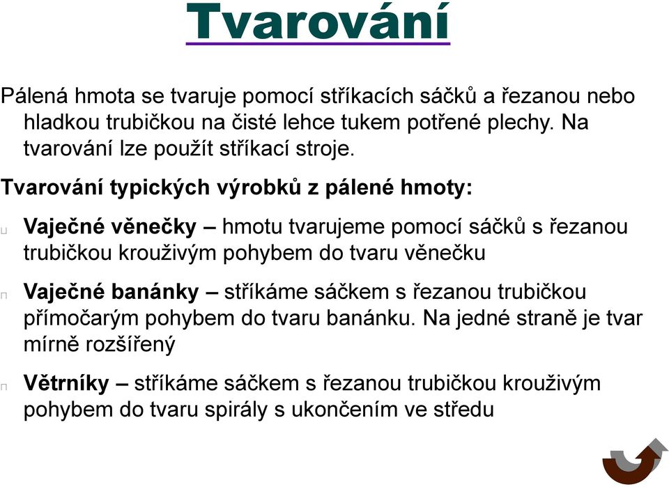 Tvarování typických výrobků z pálené hmoty: Vaječné věnečky hmotu tvarujeme pomocí sáčků s řezanou trubičkou krouživým pohybem do tvaru