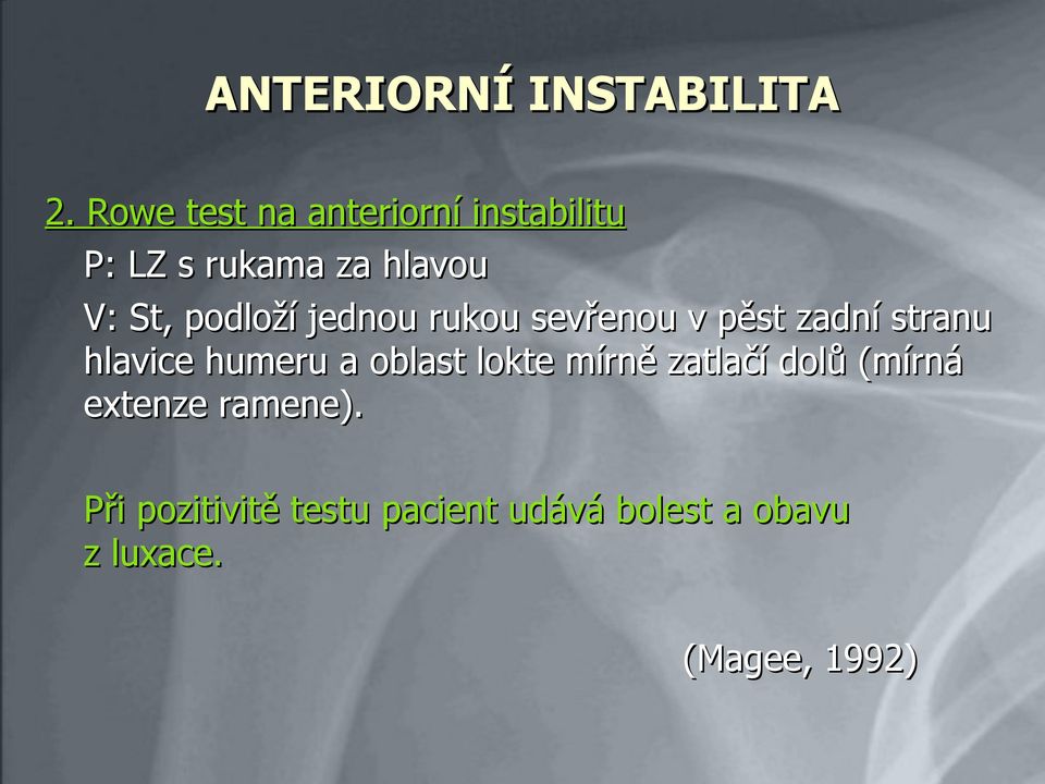 podloží jednou rukou sevřenou v pěst zadní stranu hlavice humeru a