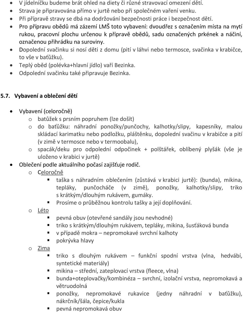 Pro přípravu obědů má zázemí LMŠ toto vybavení: dvoudřez s označením místa na mytí rukou, pracovní plochu určenou k přípravě obědů, sadu označených prkének a náčiní, označenou přihrádku na suroviny.