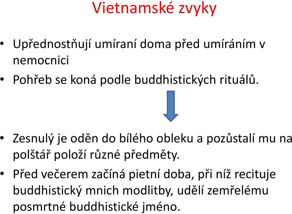 Zesnulý je oděn do bílého obleku a pozůstalí mu na polštář položí různé