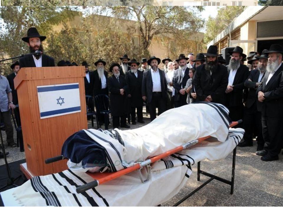 pohřebního roucha Členové komunity drží u zemřelého stráž