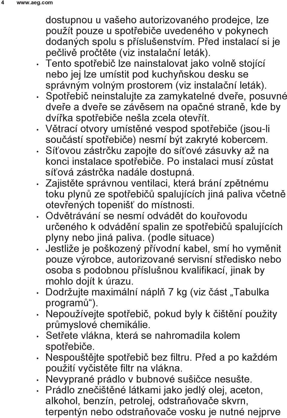 Tento spotřebič lze nainstalovat jako volně stojící nebo jej lze umístit pod kuchyňskou desku se správným volným prostorem (viz instalační leták).