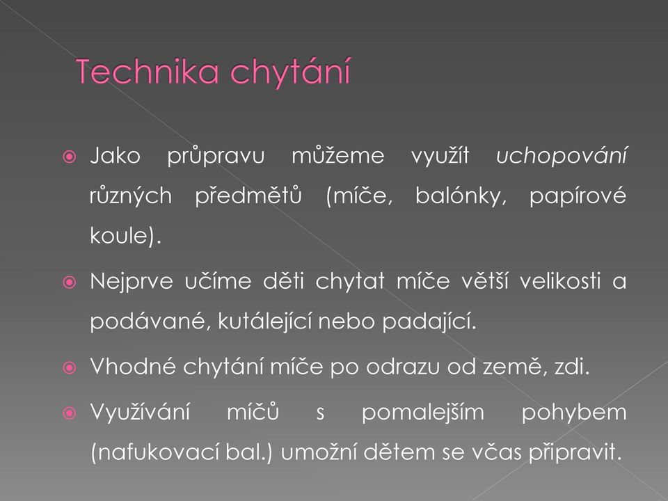 Nejprve učíme děti chytat míče větší velikosti a podávané, kutálející nebo