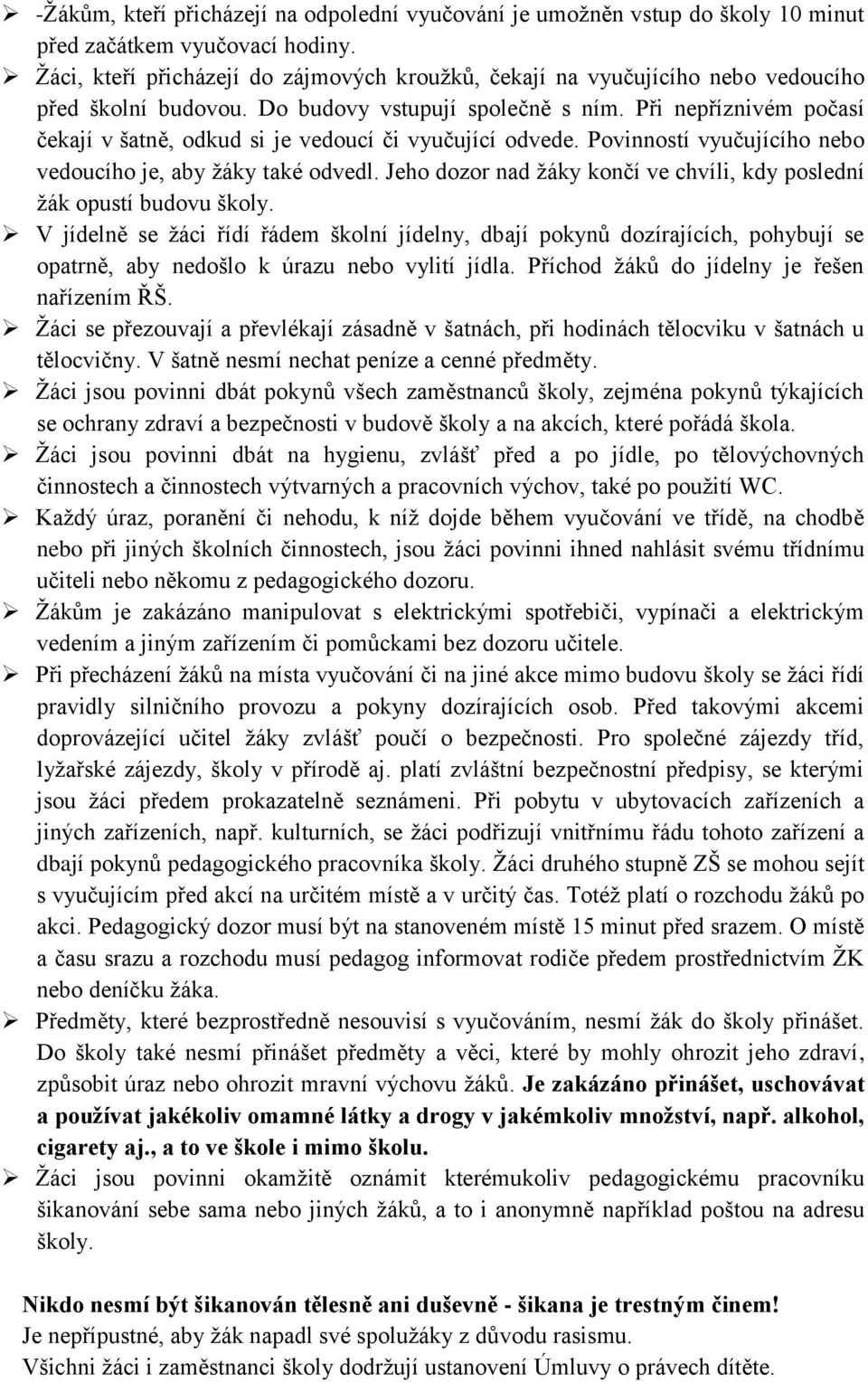 Při nepříznivém počasí čekají v šatně, odkud si je vedoucí či vyučující odvede. Povinností vyučujícího nebo vedoucího je, aby žáky také odvedl.