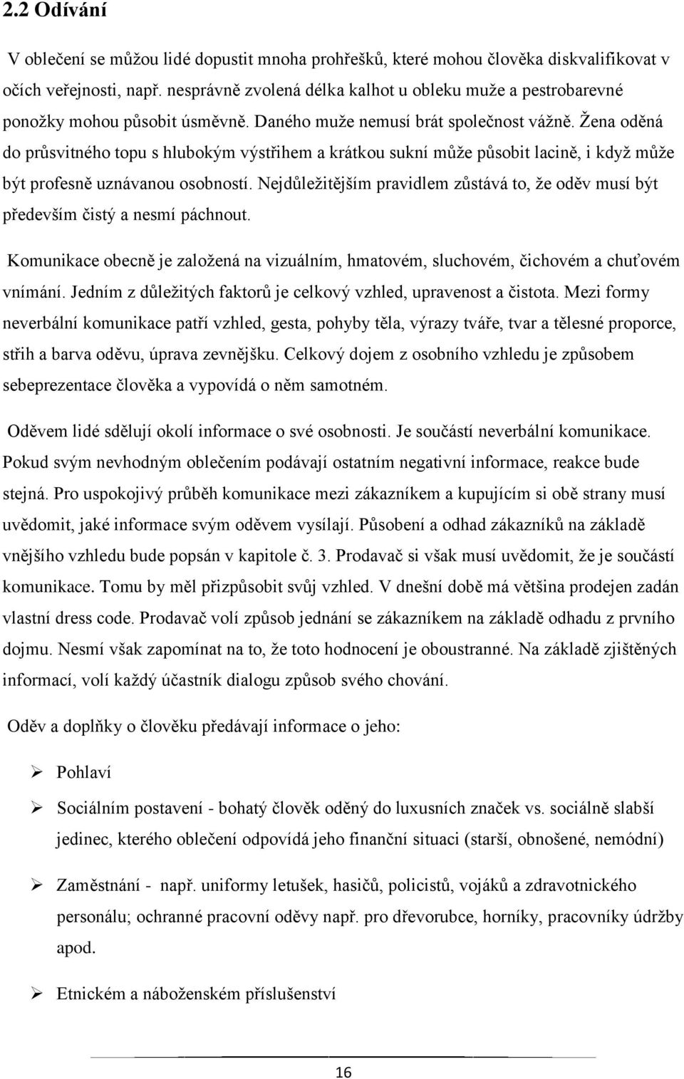 Žena oděná do průsvitného topu s hlubokým výstřihem a krátkou sukní může působit lacině, i když může být profesně uznávanou osobností.