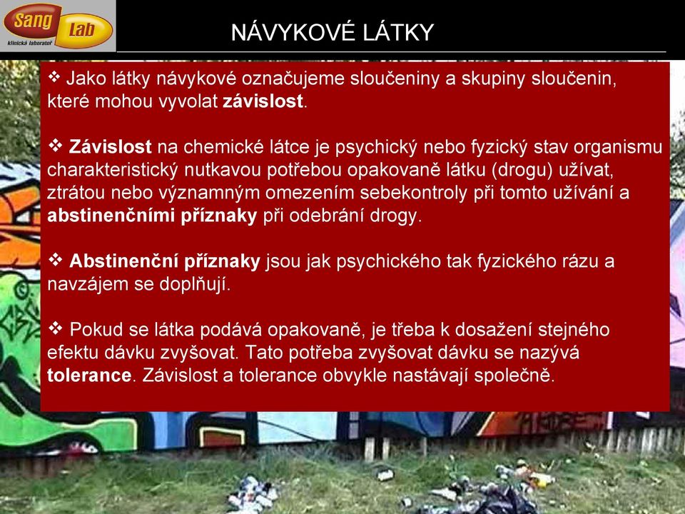 významným omezením sebekontroly při tomto užívání a abstinenčními příznaky při odebrání drogy.