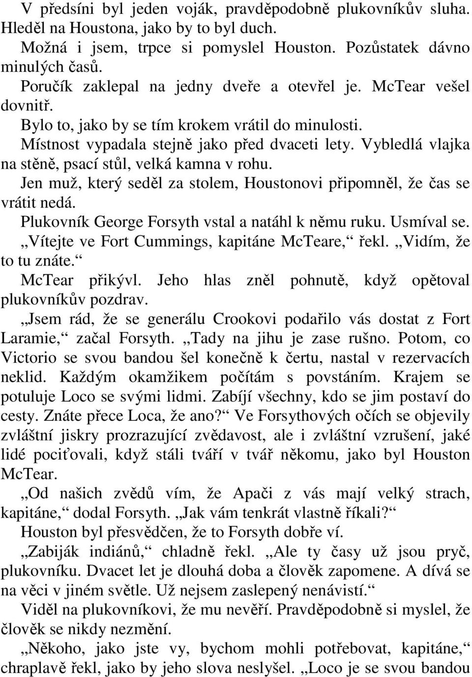 Vybledlá vlajka na stěně, psací stůl, velká kamna v rohu. Jen muž, který seděl za stolem, Houstonovi připomněl, že čas se vrátit nedá. Plukovník George Forsyth vstal a natáhl k němu ruku. Usmíval se.